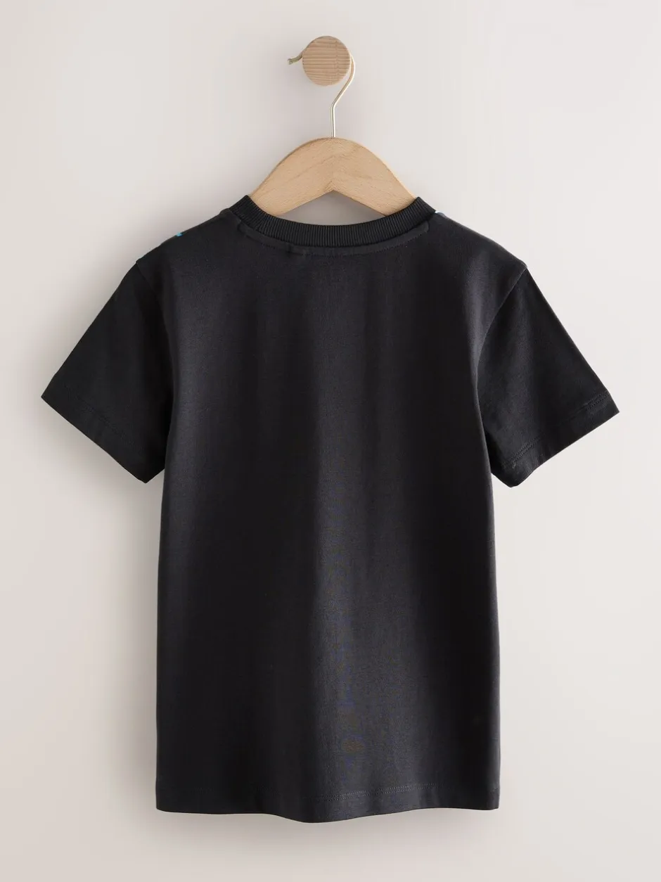 T-Shirts|Tops|Next Zwart met auto - T-shirt met normale pasvorm, korte mouwen en all-over print (3-16jr)