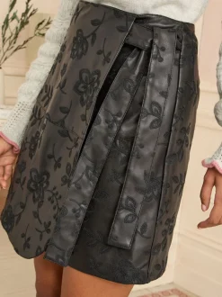 Rokken*Love & Roses - Faux Leather Wrap Mini Skirt Zwart met geborduurde bloemen