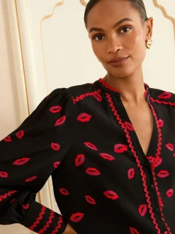 Blouses En Overhemden|Love & Roses Zwart met lippenprint - blouse met lange mouwen en inkeping