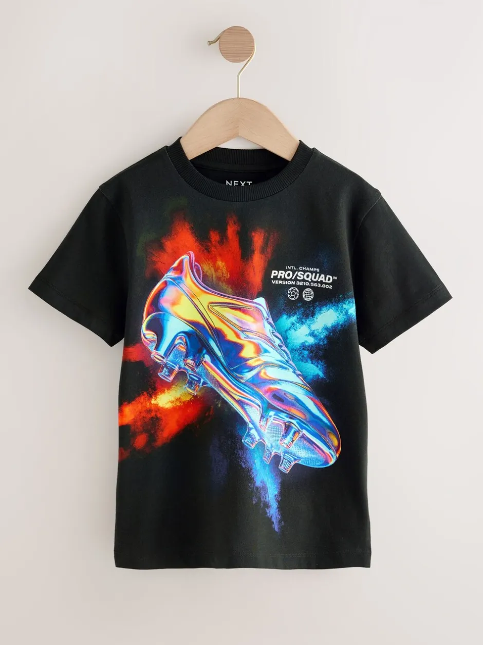 T-Shirts|Tops|Next Zwart met voetbal - T-shirt met normale pasvorm, korte mouwen en all-over print (3-16jr)