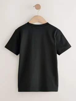 T-Shirts|Tops|Next Zwart met voetbal - T-shirt met normale pasvorm, korte mouwen en all-over print (3-16jr)