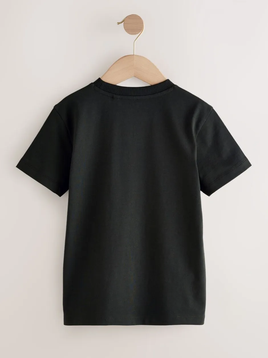 T-Shirts|Tops|Next Zwart met voetbal - T-shirt met normale pasvorm, korte mouwen en all-over print (3-16jr)