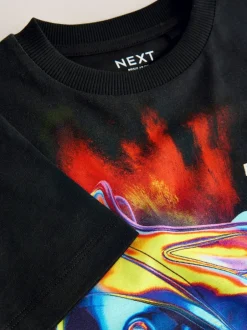 T-Shirts|Tops|Next Zwart met voetbal - T-shirt met normale pasvorm, korte mouwen en all-over print (3-16jr)