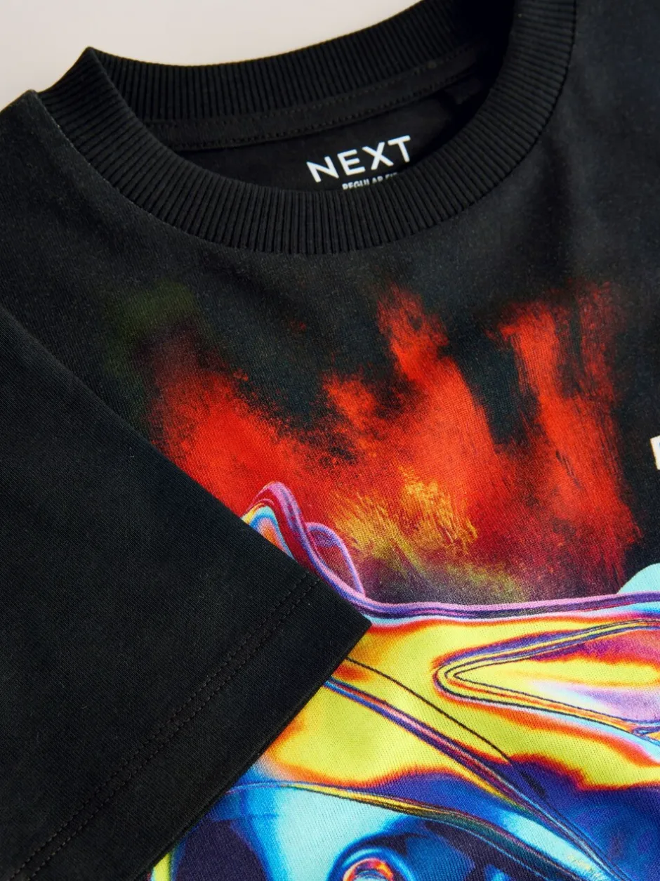 T-Shirts|Tops|Next Zwart met voetbal - T-shirt met normale pasvorm, korte mouwen en all-over print (3-16jr)