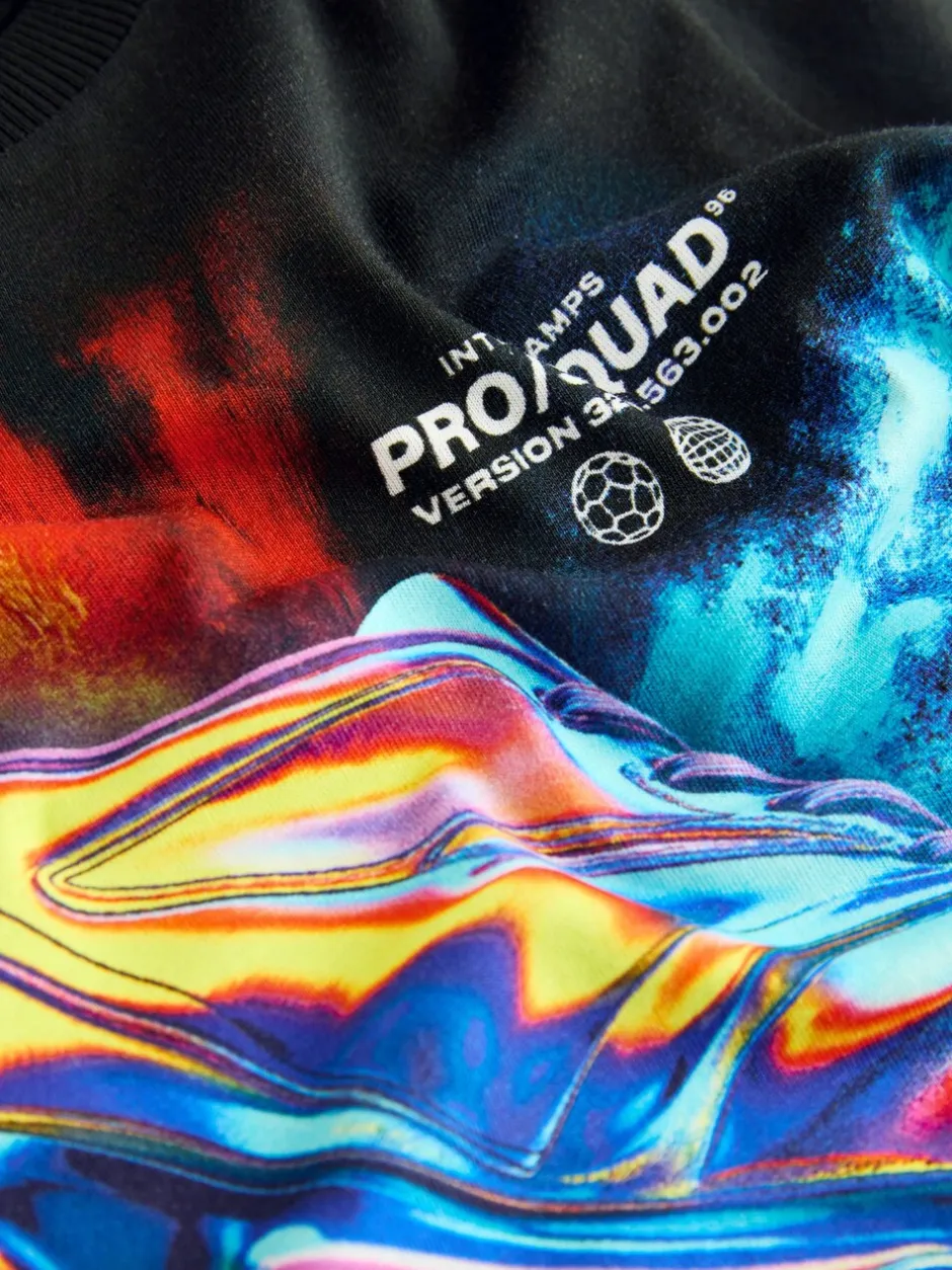 T-Shirts|Tops|Next Zwart met voetbal - T-shirt met normale pasvorm, korte mouwen en all-over print (3-16jr)