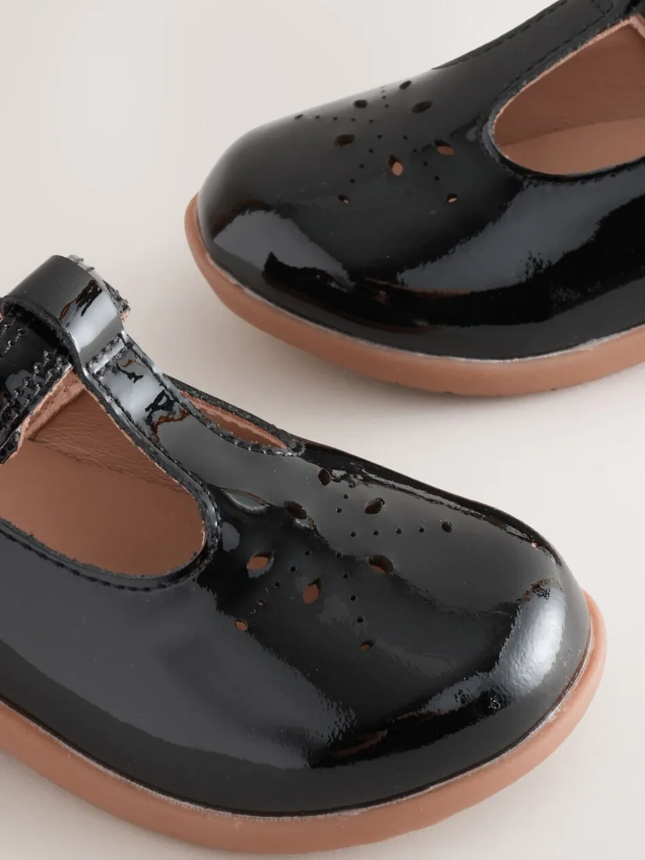 Eerste Schoentjes|Babyschoenen|Next - First Walker schoenen met klittenband en T-bandje Zwart patentleer