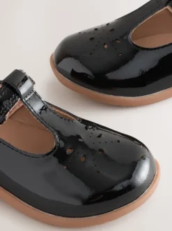 Eerste Schoentjes*Next - First Walker schoenen met klittenband en T-bandje Zwart patentleer
