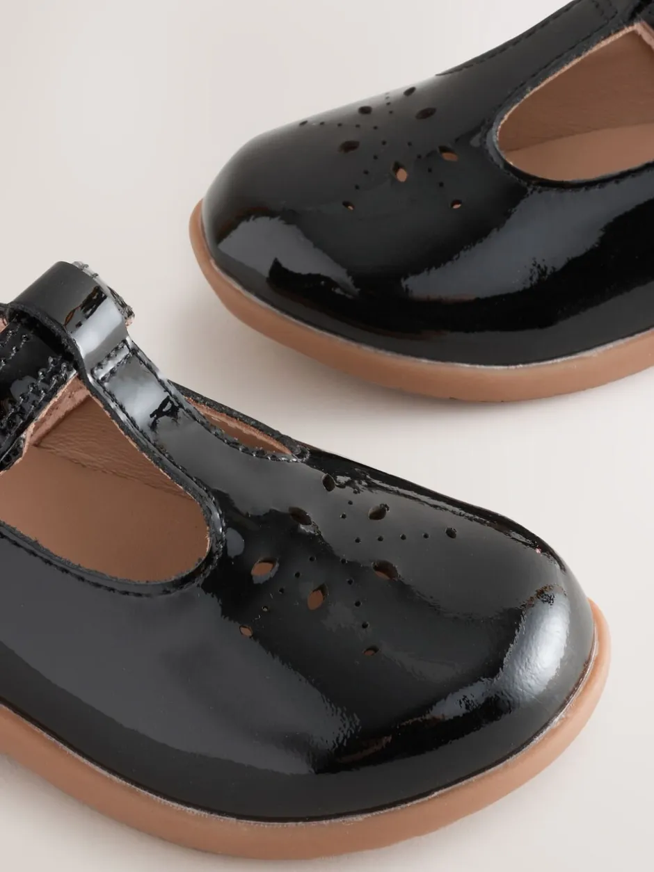 Eerste Schoentjes*Next - First Walker schoenen met klittenband en T-bandje Zwart patentleer