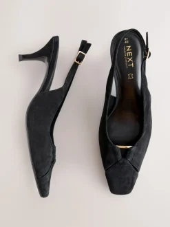 Ruimvallend En Extraruimvallend|Schoenen Met Hakken|Next - Leren slingbackhakken met uitsnijdingen en hardwaredetails Zwart suède