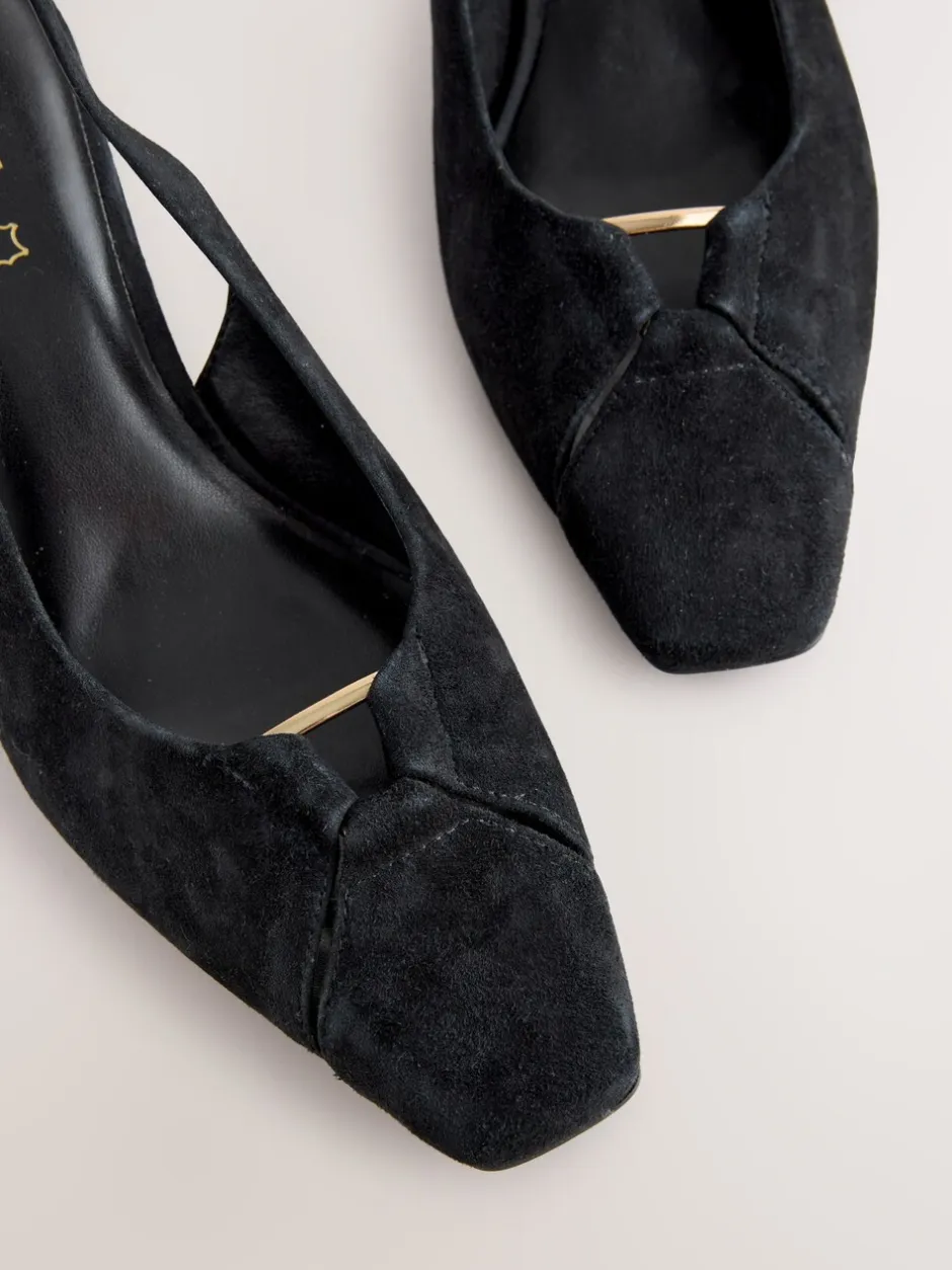 Ruimvallend En Extraruimvallend|Schoenen Met Hakken|Next - Leren slingbackhakken met uitsnijdingen en hardwaredetails Zwart suède