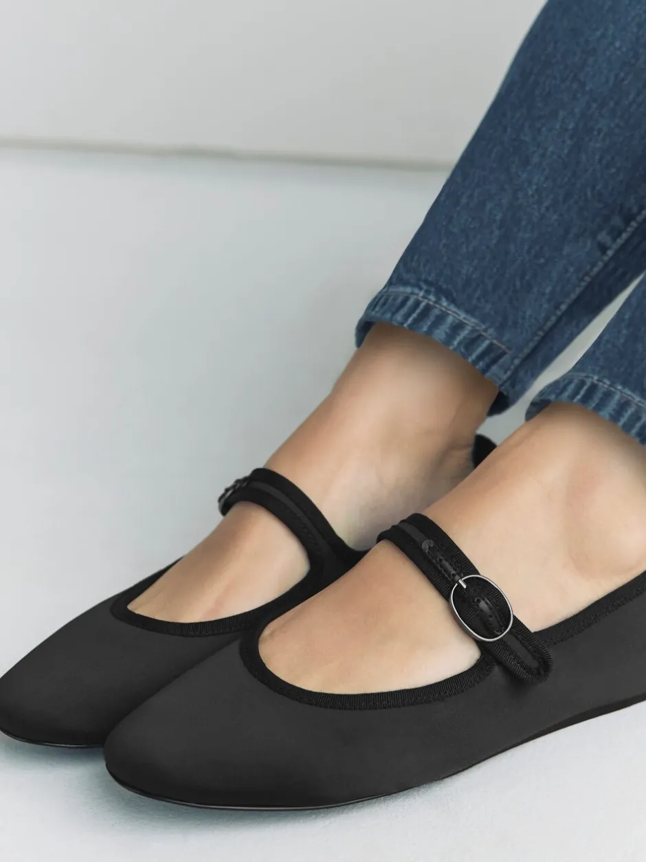 Lage Schoenen*Next - Forever Comfort Round Toe Buckle Detail Mary Jane Shoes Zwarte satijn