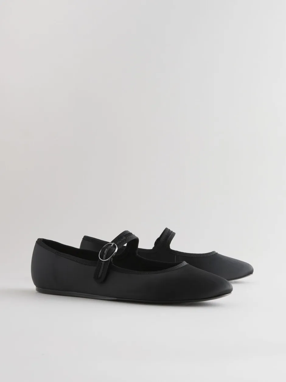 Lage Schoenen*Next - Forever Comfort Round Toe Buckle Detail Mary Jane Shoes Zwarte satijn