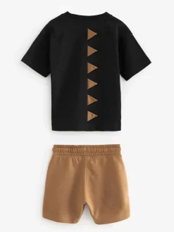 Tops|Sets En Combisets|Next - Set van 2 T-shirts met korte mouwen en shorts (3 mnd - 7 jr) (3 mnd - 7 jr) Zwart/lichtbruine dinosaurus