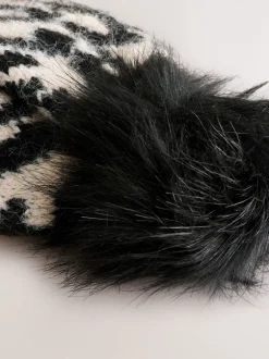 Mutsen, Handschoenen En Sjaals*Next - Gebreide muts met pompon Zwart/wit met dierenprint